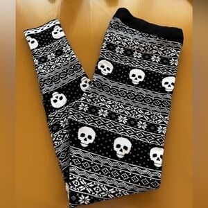 Torrid black & white skull snowflake leggings